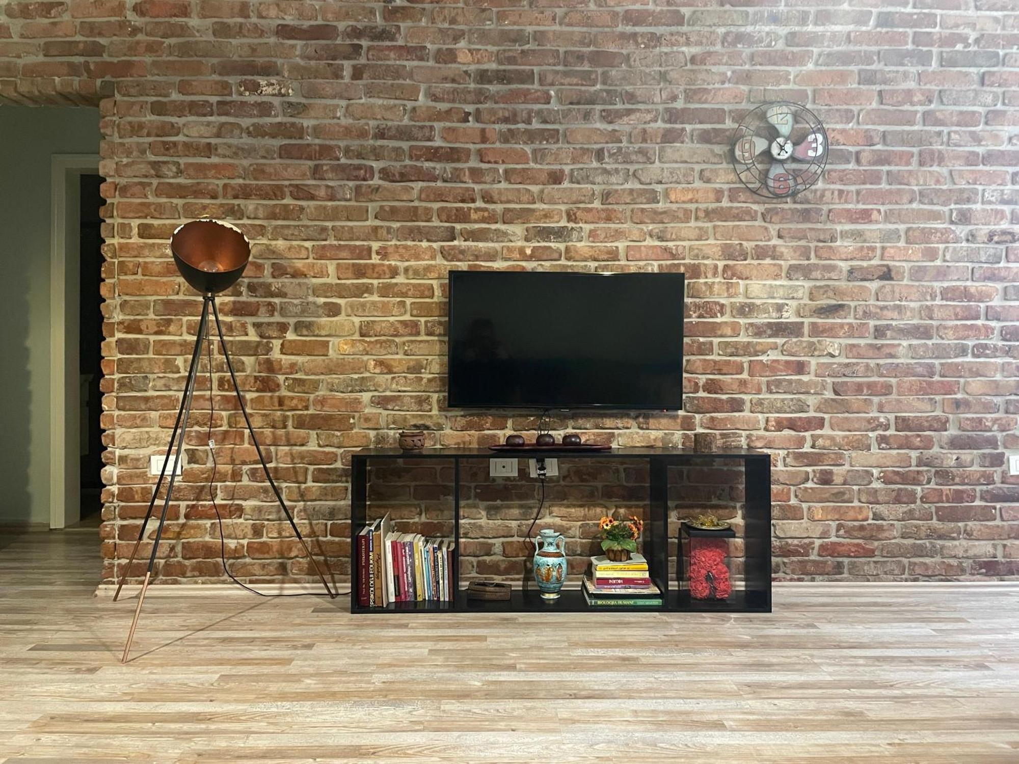Bricks Apartment Near Pazari I Ri Тирана Экстерьер фото